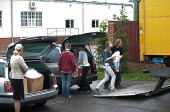 Przekazanie_zebranych_darow_organizatorom_w_Magnum_Bonum_1