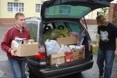 Przekazanie_zebranych_darow_organizatorom_w_Magnum_Bonum_2