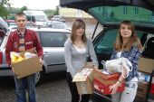 Przekazanie_zebranych_darow_organizatorom_w_Magnum_Bonum_6